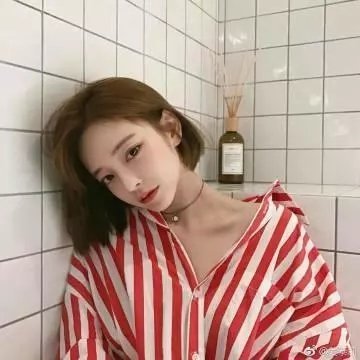 微光下的蓝色男孩